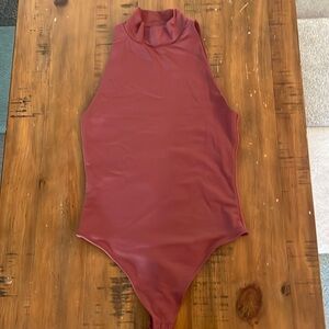 EUC babaton mock neck body suit in maroon size small
